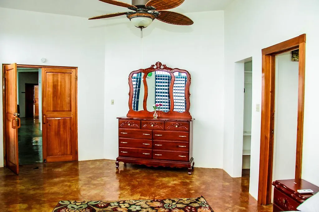 Sunshine Lodge: Your Home Away From Home Montego Bay