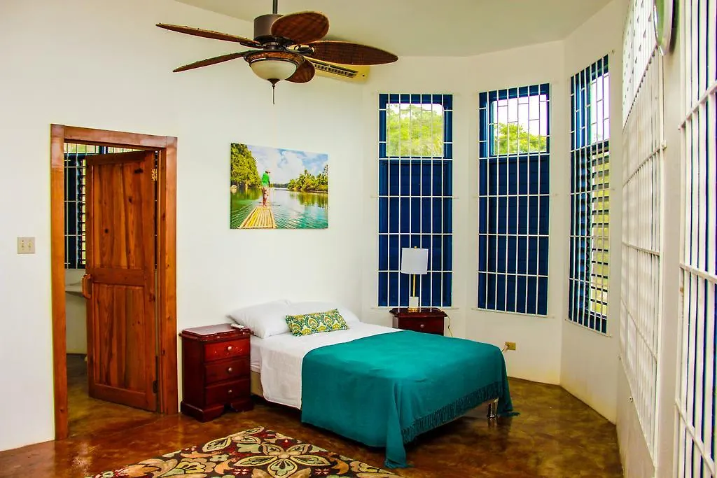 Sunshine Lodge: Your Home Away From Home Montego Bay Holiday home
